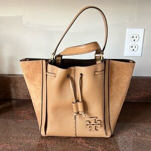 Tory Burch McGraw Dragonfly bucket bag. NWT